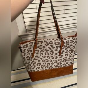 Women’s leopard tote.